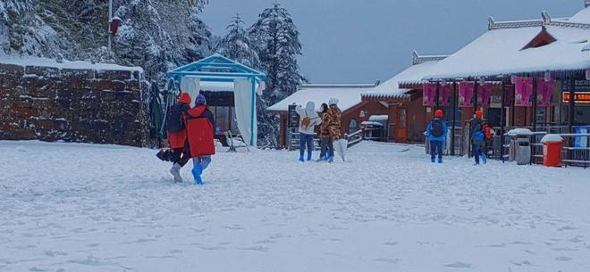 钙片男男2022 融合同性议题与喜剧奇幻）