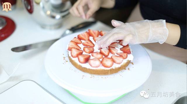 51黑料吃瓜网入口 不实信息与真实资讯混杂海报