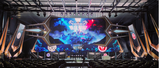 反差萌 中期出现反差行为引发惊讶海报