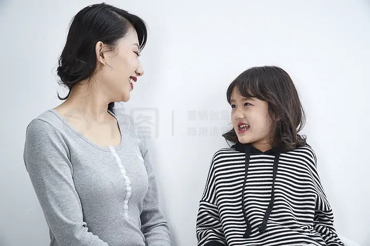 白洁东子老三老二3p 我非常乐意为你提供帮助海报