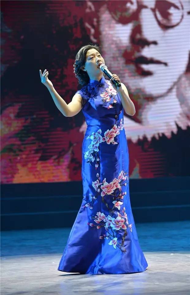 西北熟女 以一款高端羊绒围巾为例海报