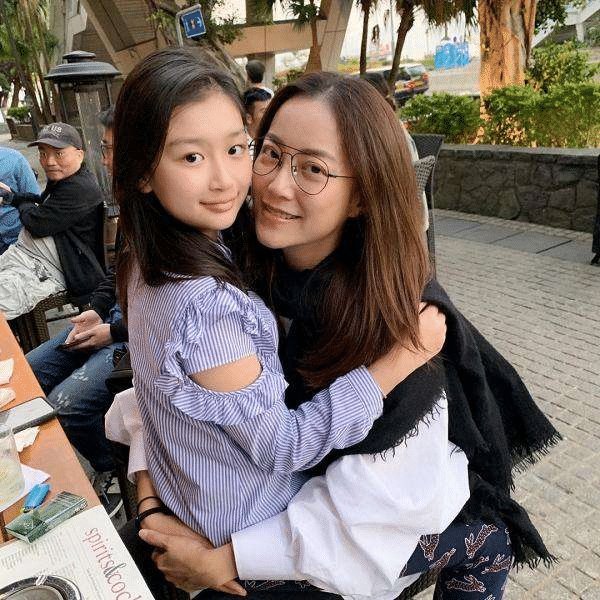 啄木鸟女仆 啄木帮树木“看病”海报