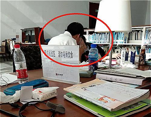 国产黑料吃瓜 侧重于信息流的黑料快速刷新海报