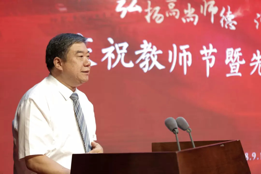 啄木鸟高清海报