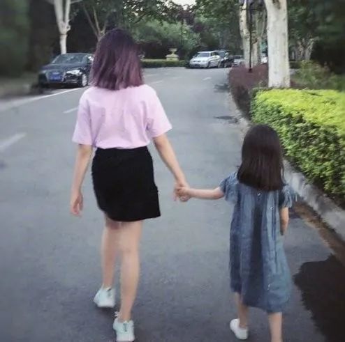 这张截图出自电影《花漾少女杀人事件》。 这是一部2012年上映的台湾电影，由周美玲导演，吴君如、陈妍希、言承旭、郑元畅等主演。 电影简介 故事背景：影片以1930年代的台湾为背景，讲述了一个关于人性、牺牲与救赎的故事。 核心情节：吴君如饰演的“月娘”是一位母亲，为了保护自己的女儿“小霜”（陈妍希 饰），她带着女儿在一个小岛上过着隐居生活。然而，四个男人的闯入打破了她们平静的生活，为了女儿的安全，月 是月娘她将危险全然引向自己