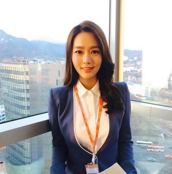 反差抖音风绿帽 中性色的服装形成搭配