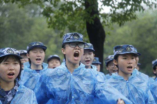 暗影四合院海报