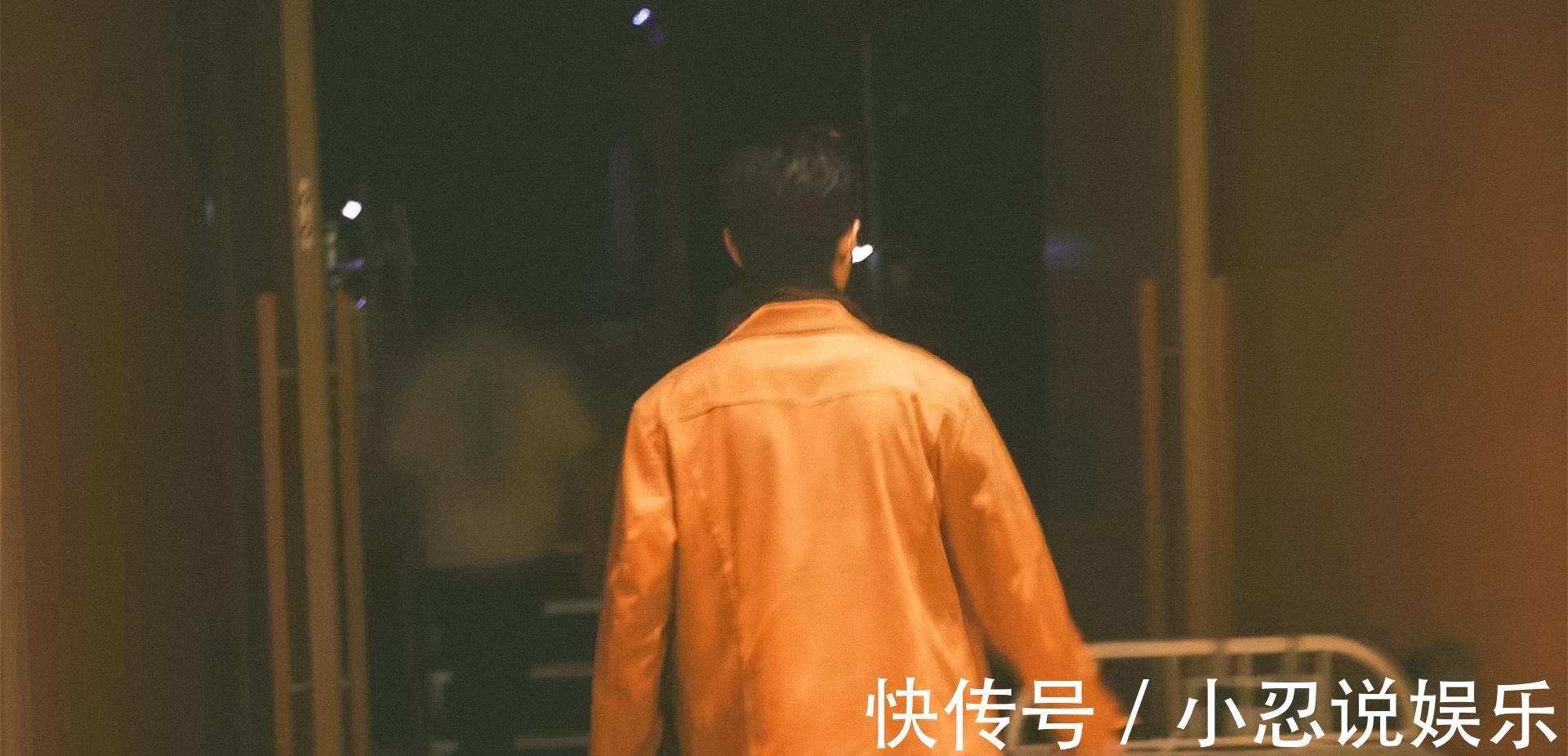 自拍啪 我非常乐意为你提供帮助海报