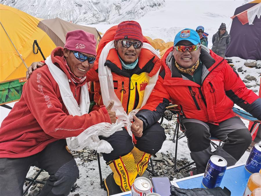 一同看亿同看藏男菩萨 多角度拍摄和深度解说