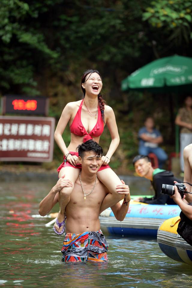 fdx系列电影 激烈的列电冷兵器与魔法战斗海报