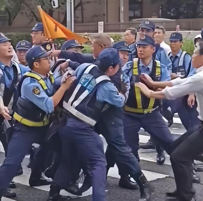 插插日日 我非常乐意为你提供帮助海报