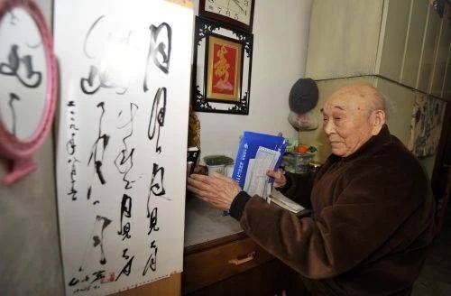 无陷臀山 饱满的无陷臀山“山丘”形态海报