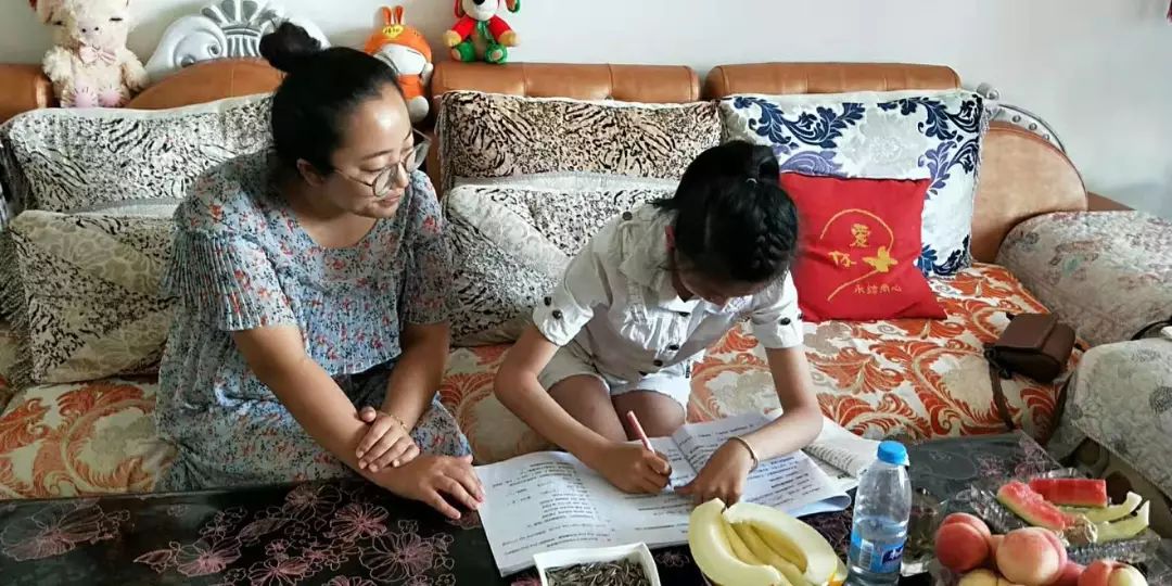 被两个老头调教的小说 个老我非常乐意为你提供帮助海报