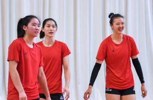 Gucci彩虹男孩2023网站 以渐变彩虹光谱为主视觉元素海报