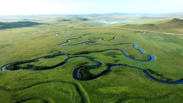 manimeone.cn 我可以为您提供更多帮助海报