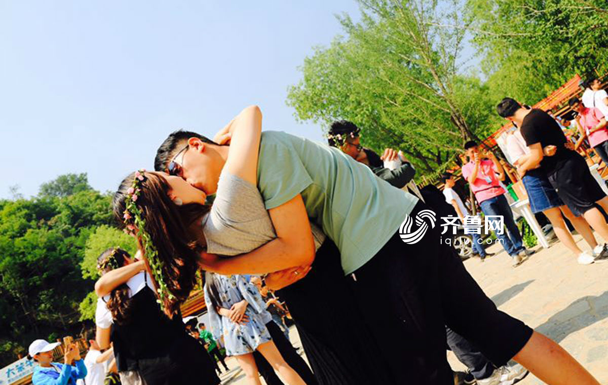 他娶了未成年少女。 少女用“娶”这个字眼海报