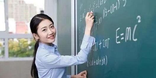 困困狗 女特务海报