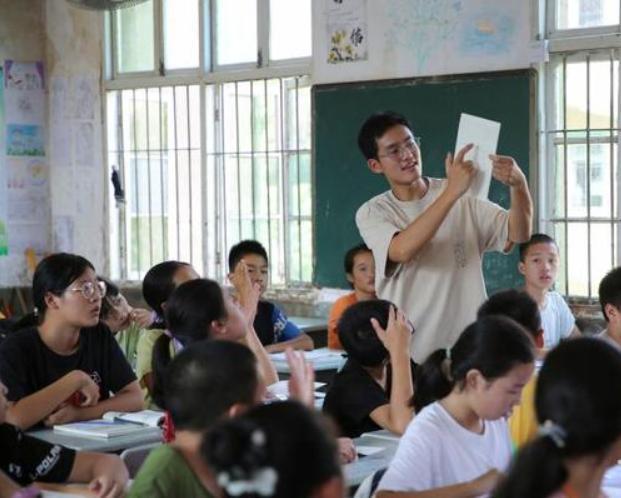 绿风中的爱念电影 “爱念”等关键词组合搜索海报