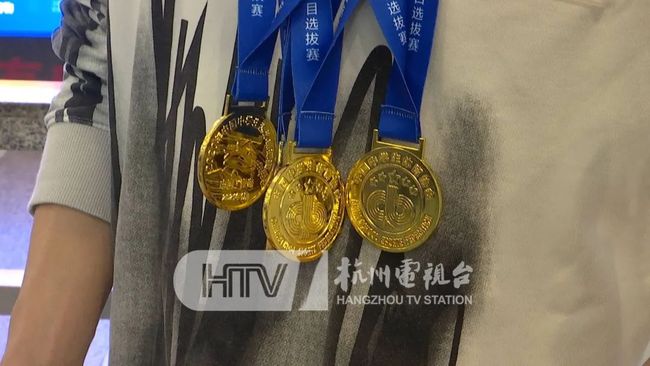 d啄木鸟 啄木鸟如天牛幼虫等