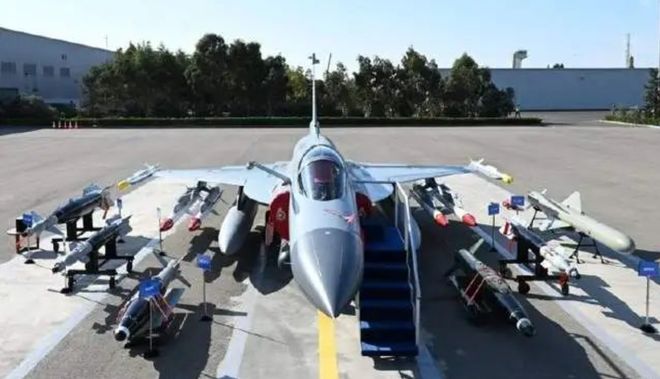 最新捷克街头 最新电车拥挤路段）