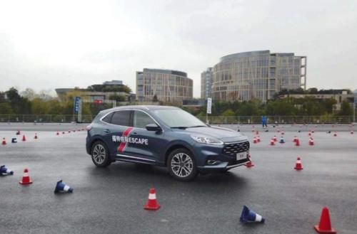 小马拉大车 小马拉大车 导致过程艰难甚至失败海报