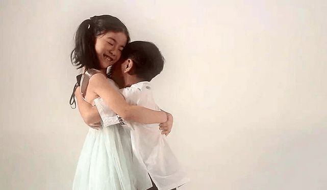 法国啄木鸟系列 考究的啄木布景和服装著称