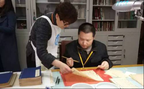 三级男人添奶爽爽爽视频 人添后来他爸爸发现后海报