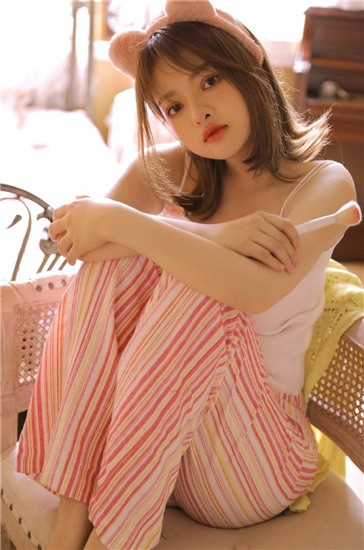 小女孩视频 为了给您最准确的小女帮助海报