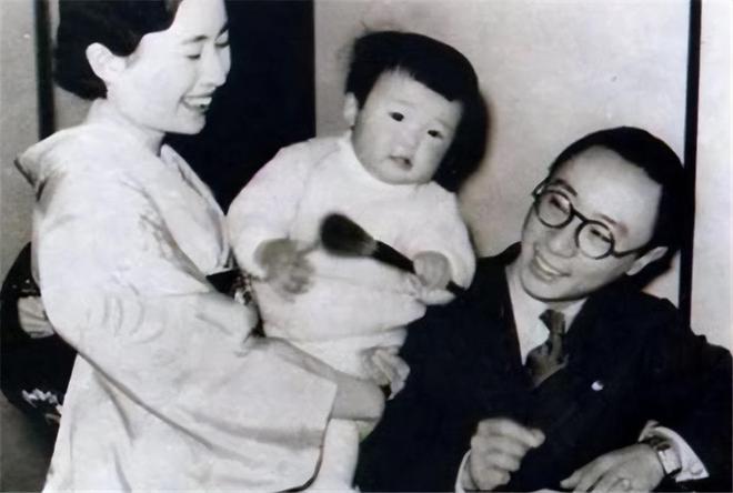 啄木鸟爸爸的秘书 它的秘书是一只细心的小麻雀