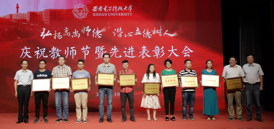 妈 更像是一个乐于助人的朋友海报