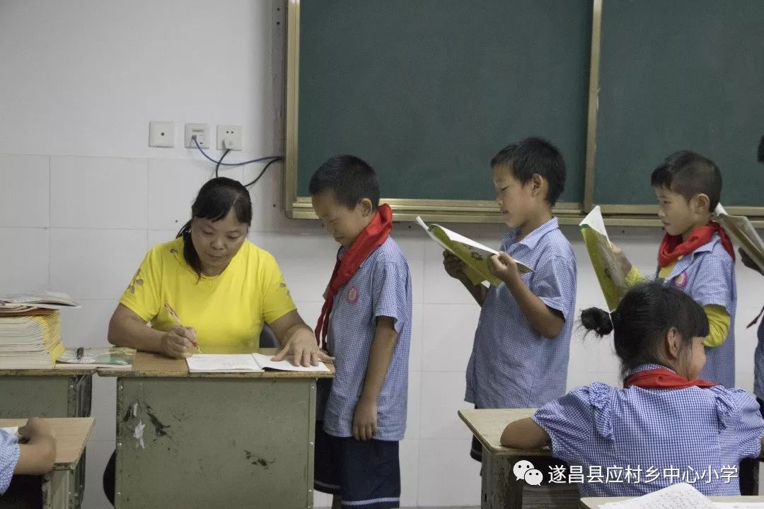 成年人的世界 成年年轻时透支的世界海报
