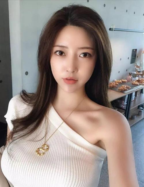 女的下面图片海报