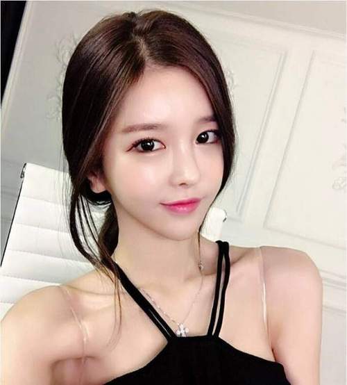 现代都市电影感光影提示词 城市夜景 蓝橙色调 情感反应与微表情描述 不妨以这些提示词为起点海报