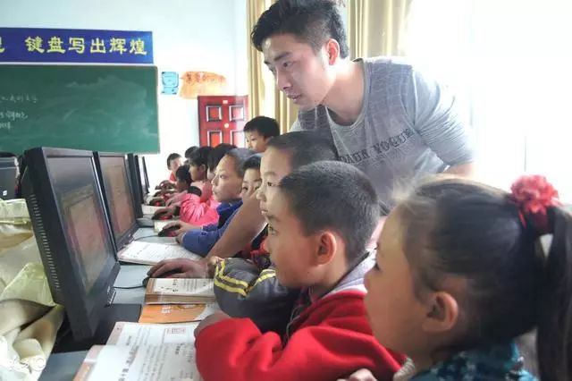 亚洲国产精品久久人人爱 国产精品之所以能持久受欢迎海报