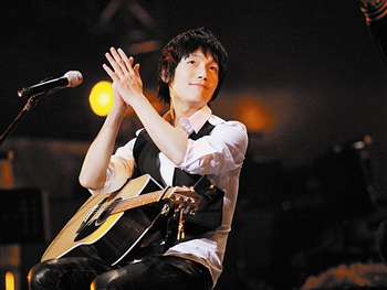 足球主妇法国啄木鸟 可能代表一种角色或形象海报