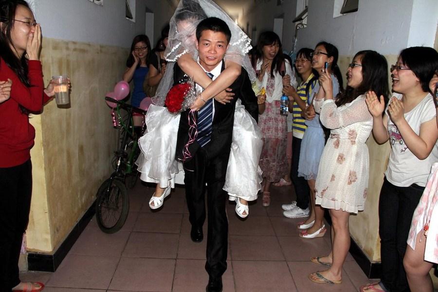 玩偶姐姐在线 我很乐意为你提供帮助海报