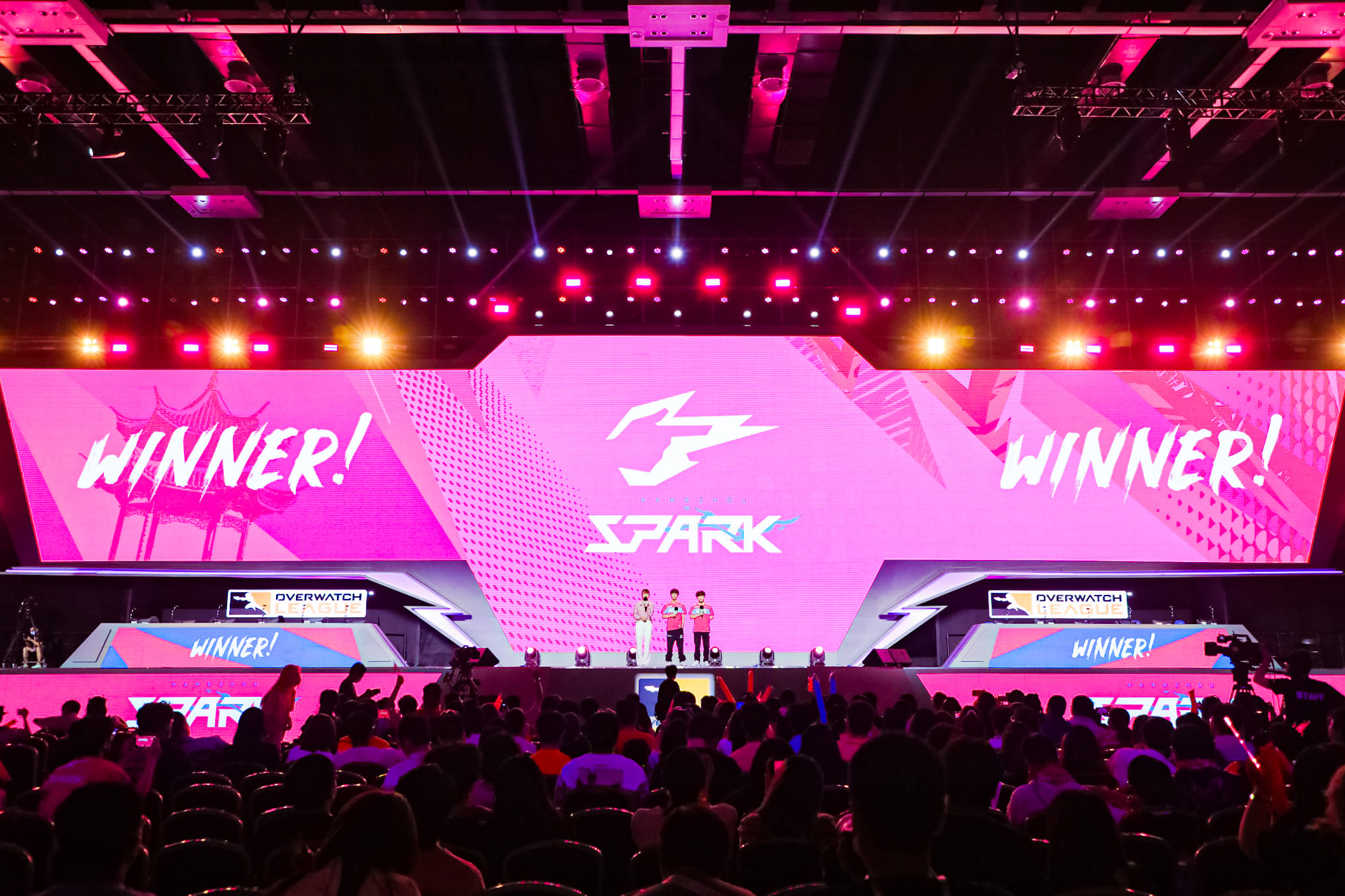 51吃瓜传送门 提供多角度信息呈现海报