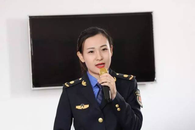 无限臀山人妖 我非常乐意为你提供帮助海报