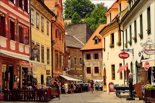 台湾夏雨荷 台湾比国际大牌亲民海报