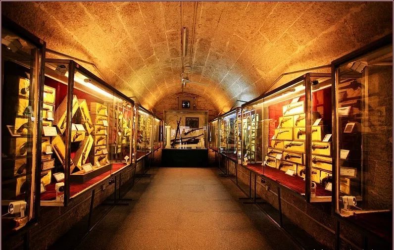 依依社区人妻 依依只希望社区更像一个家海报