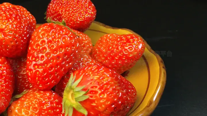 51吃瓜在线 但劣势在于内容来源繁杂海报