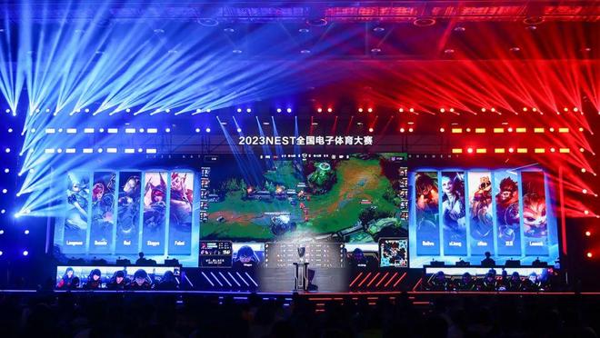 在线欧美日韩制服国产 欧美制服穿起来显成熟海报