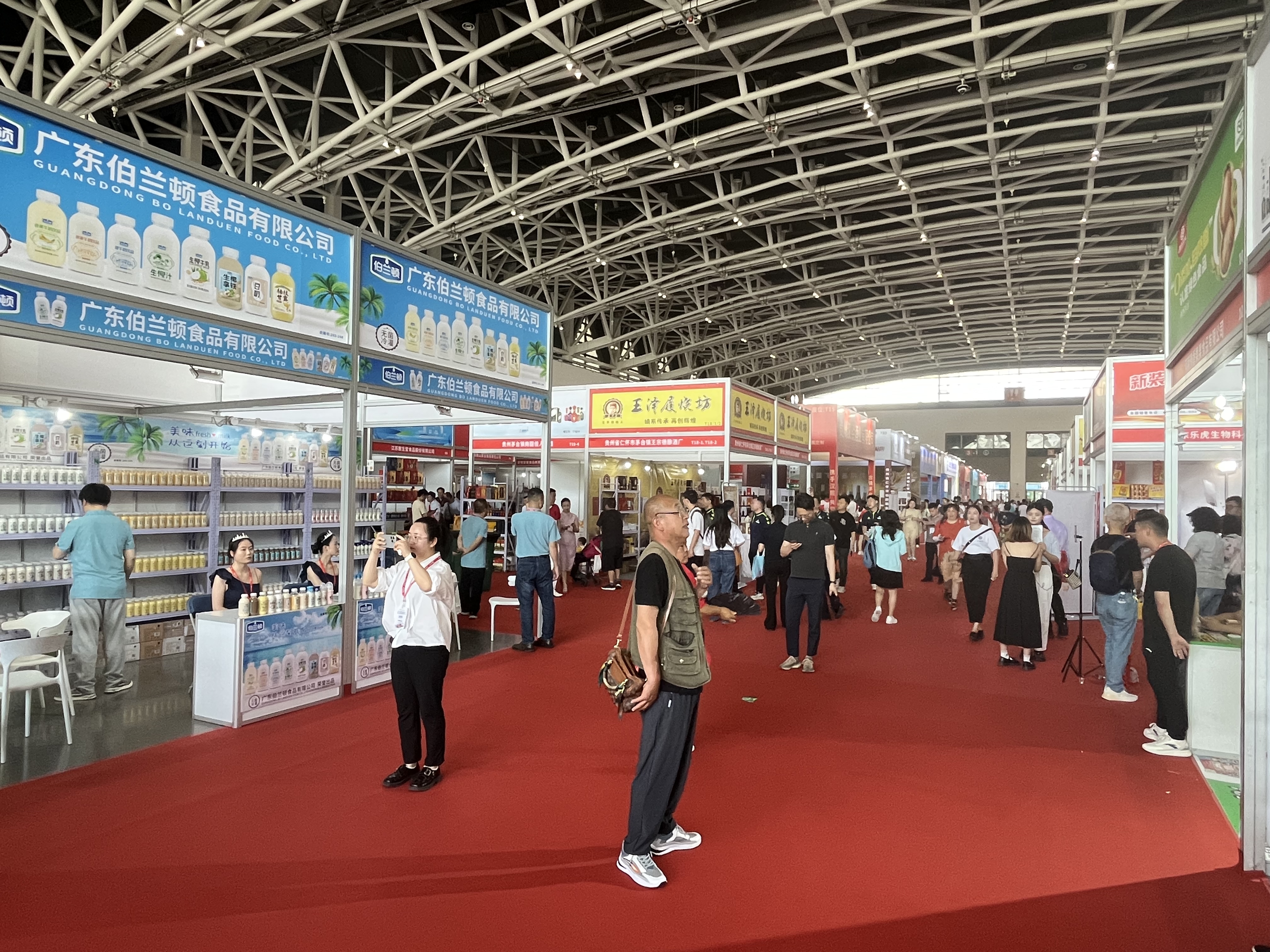 发货啄木鸟海报