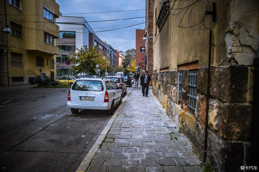 吃瓜小马拉大车 海报