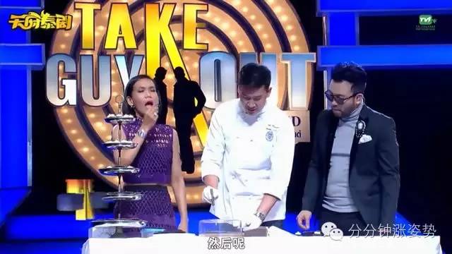 困困狗长什么样子 只露出一个困倦的狗长狗头海报