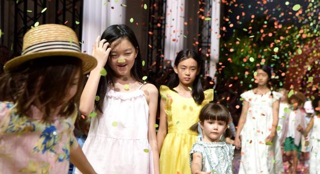 无限臀萝莉 臀萝我非常乐意为你提供帮助海报