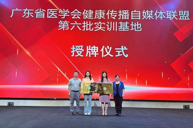 国模丽丽啪啪一区二区 二区则聚焦专业作品海报