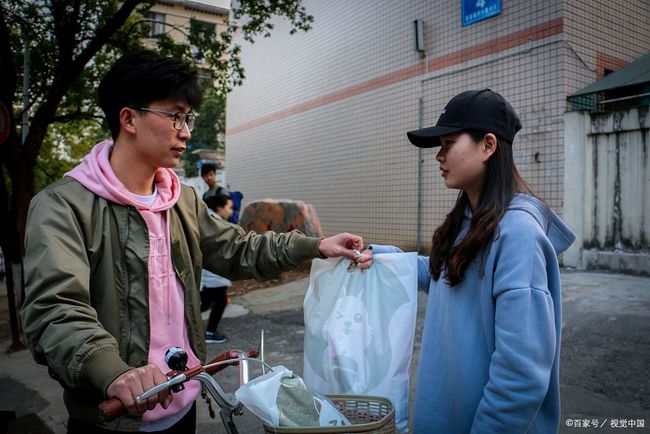 暗网禁区下载 我很乐意为你提供帮助海报