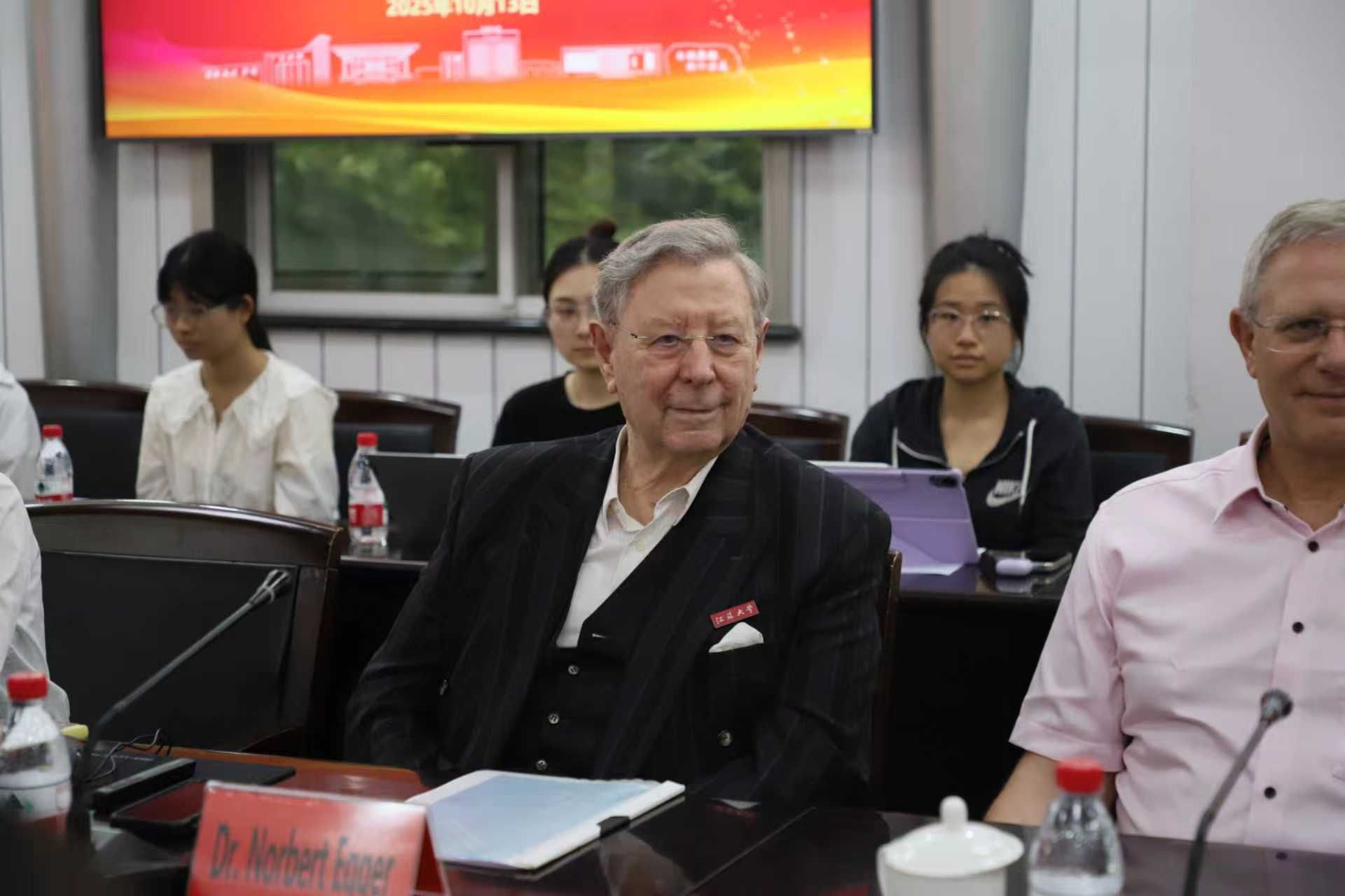 视频在 视频为了能更准确地帮助您海报