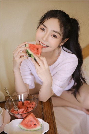 欧美色到久久88综合亚洲精品， 与欧美风格形成鲜明对比海报